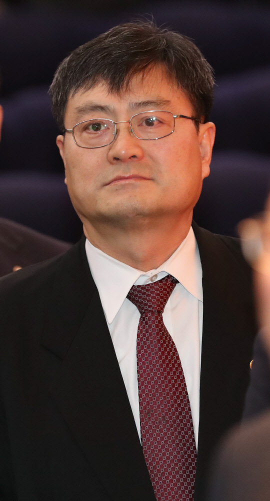 정부 시무식 참석한 송수근 문체부 1차관      (서울=연합뉴스) 백승렬 기자 = 송수근 문화체육관광부 1차관 2일 오전 정부 서울청사에서 열린 시무식을 마친 뒤 참석자들과 인사하기 위해 단상으로 나가고 있다. 2017.1.2      srbaek@yna.co.kr   (끝)